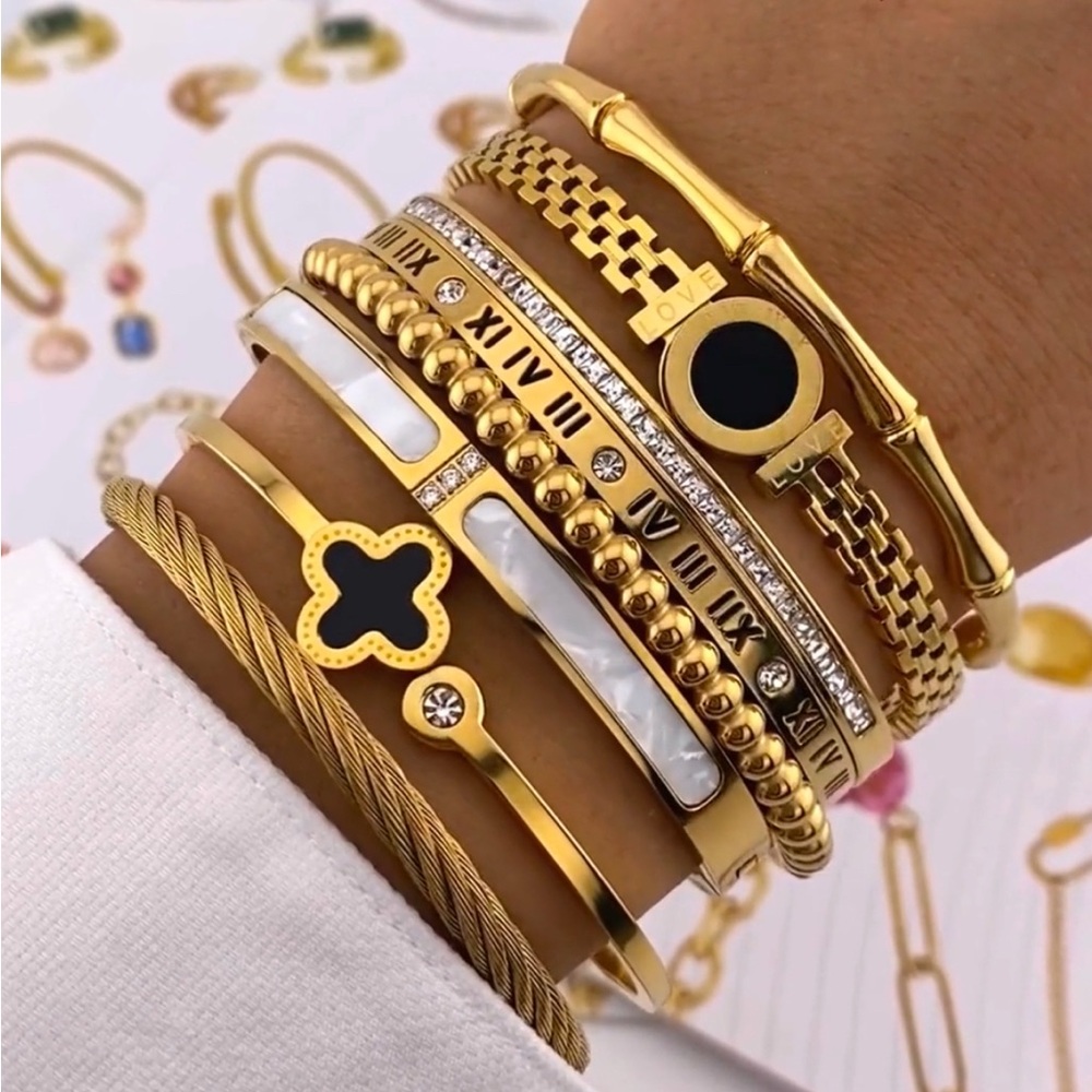 Gold and Black Clover Bracelet - Picture 3 of 3